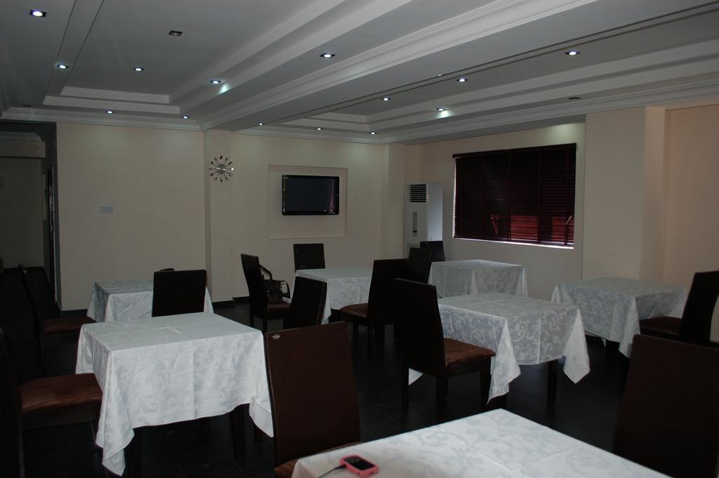 Knightsbridge Hotel Ikeja Esterno foto