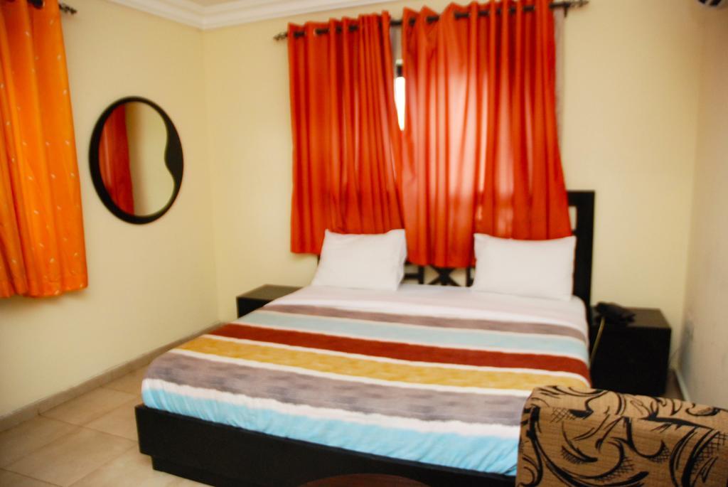 Knightsbridge Hotel Ikeja Esterno foto