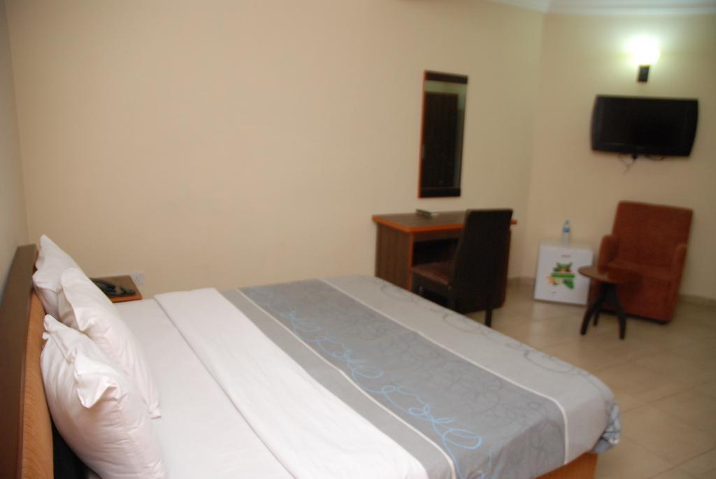 Knightsbridge Hotel Ikeja Esterno foto