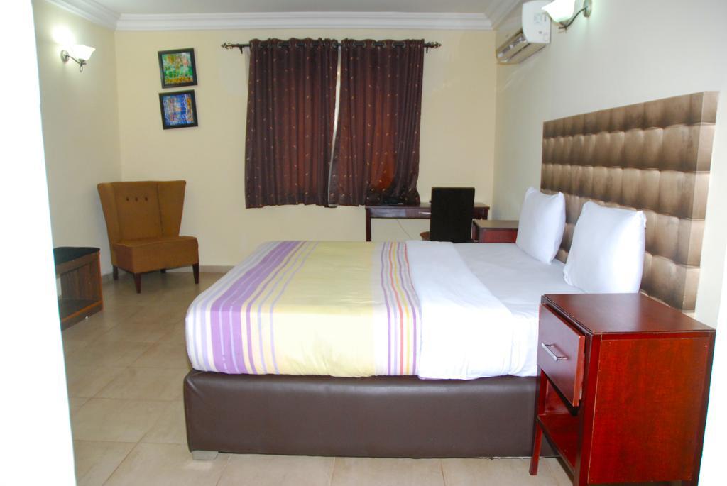 Knightsbridge Hotel Ikeja Esterno foto