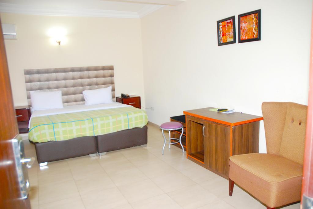 Knightsbridge Hotel Ikeja Esterno foto