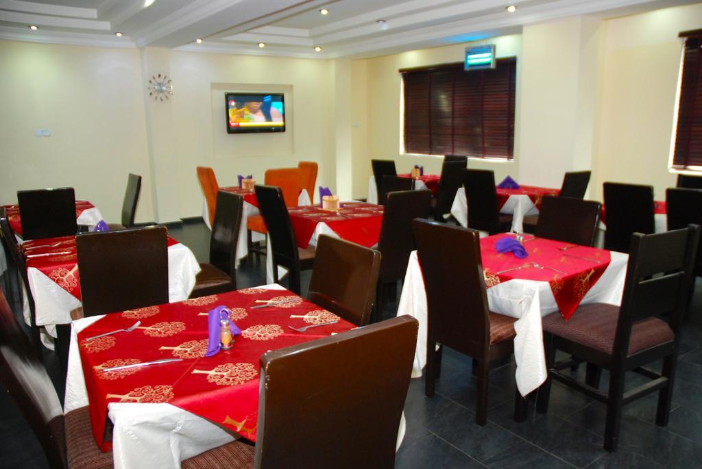 Knightsbridge Hotel Ikeja Esterno foto