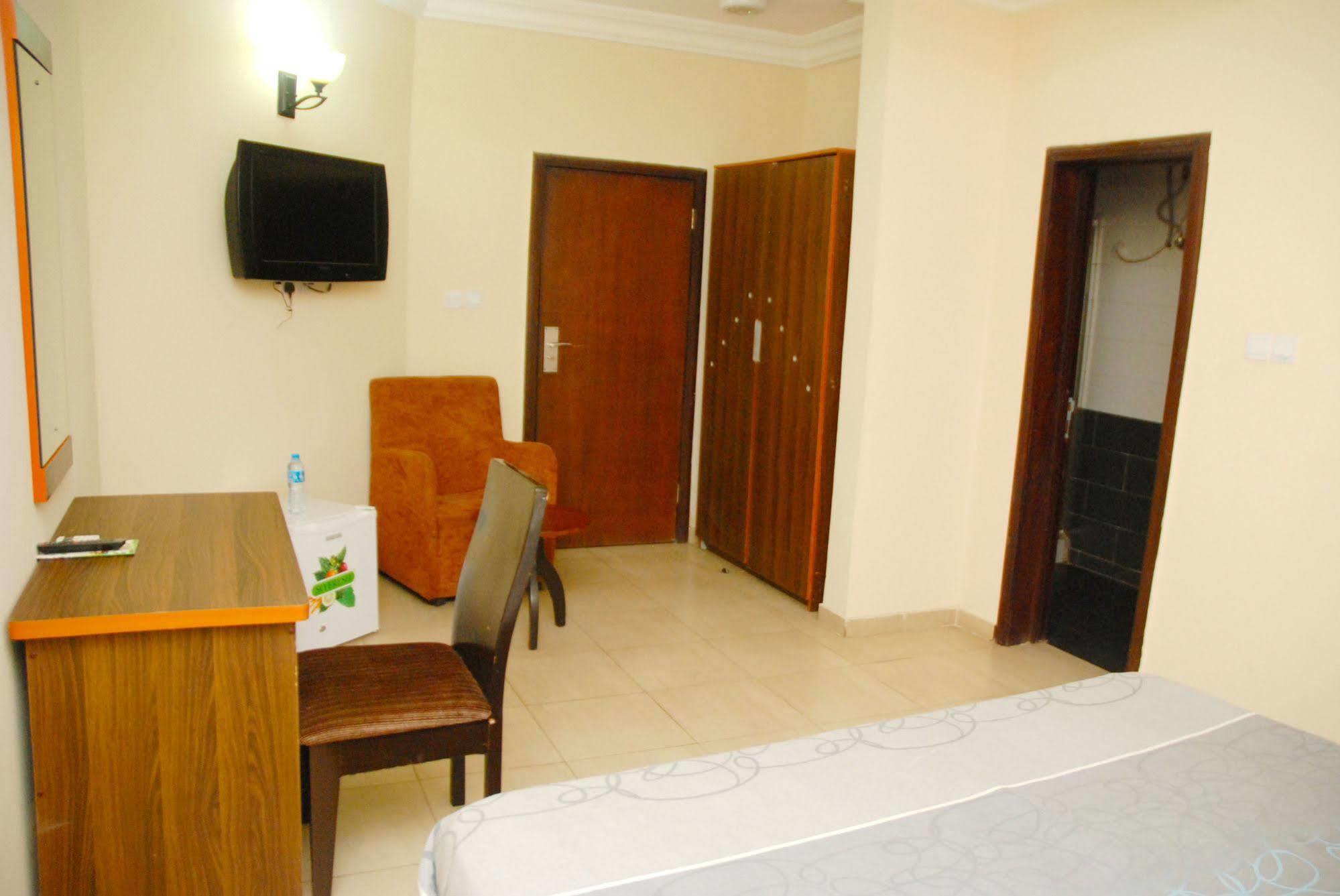 Knightsbridge Hotel Ikeja Esterno foto
