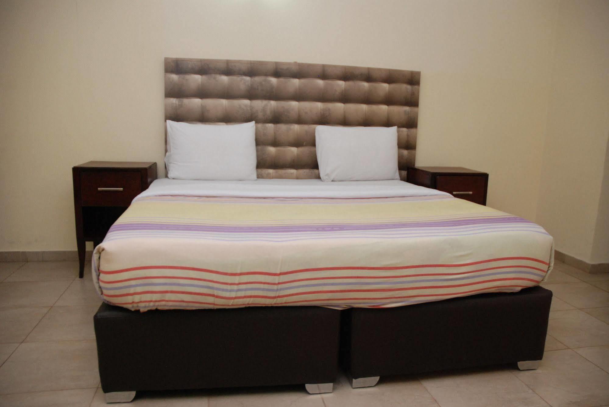 Knightsbridge Hotel Ikeja Esterno foto
