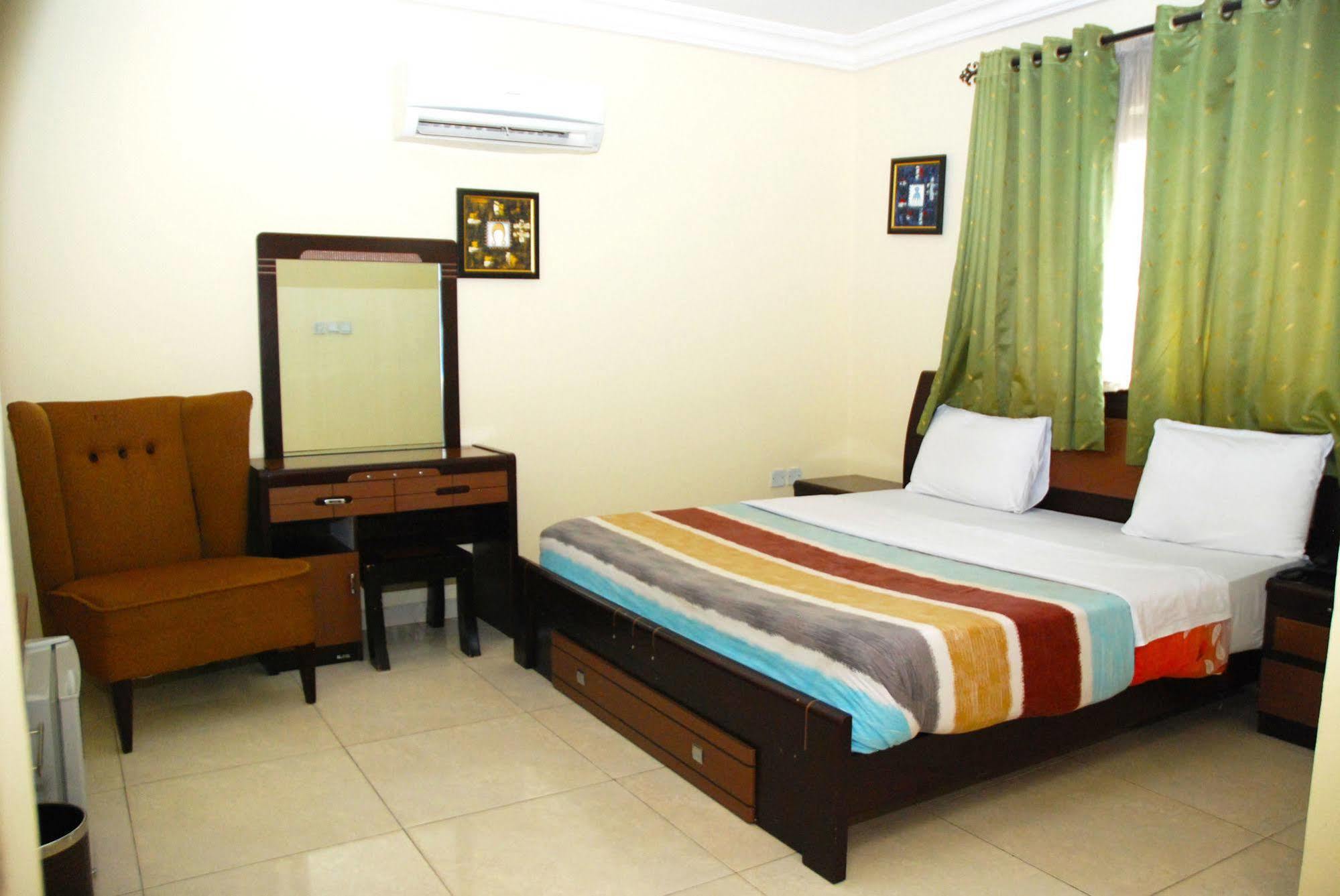 Knightsbridge Hotel Ikeja Esterno foto