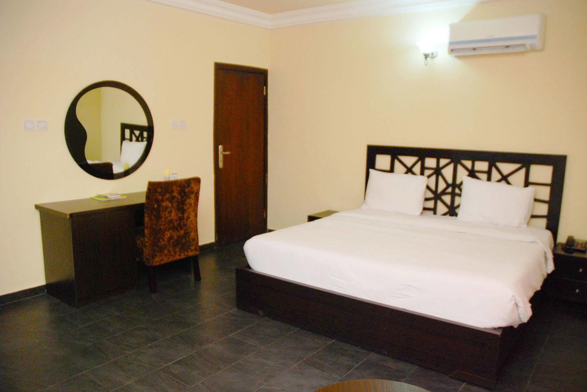 Knightsbridge Hotel Ikeja Esterno foto