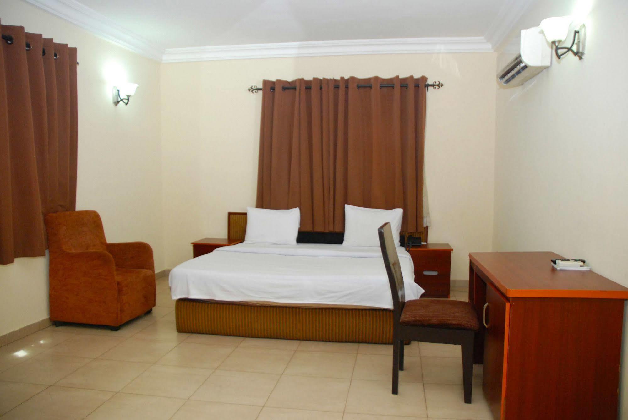 Knightsbridge Hotel Ikeja Esterno foto