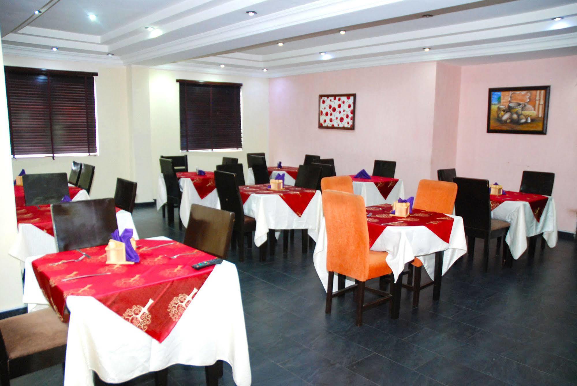 Knightsbridge Hotel Ikeja Esterno foto